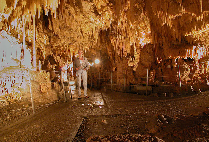 Die Chefin in der Wasserhöhle