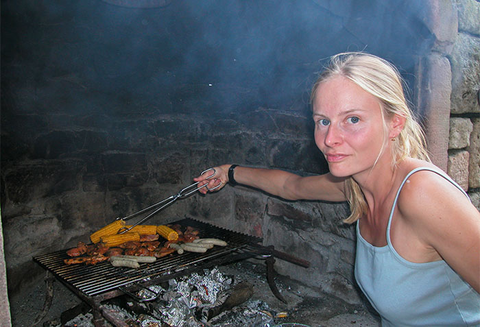 Die Chefin beim Grillen